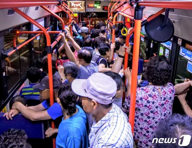 ‘노회찬 버스’로 불리게 된 지선 6411번 버스 첫차를 탄 시민들이 22일 오전 출근하고 있다… 2019.7.23/뉴스1 © News1