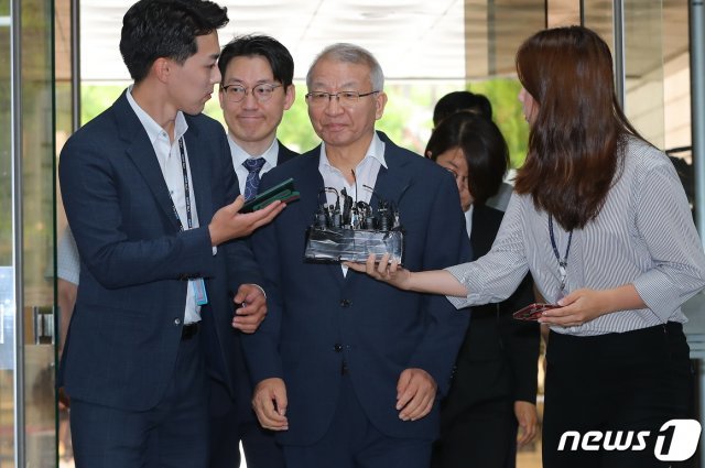 ‘사법농단 의혹’ 정점으로 지목돼 재판을 받는 양승태 전 대법원장이 23일 오전 서울 서초구 서울중앙지방법원에서 열린 직권남용권리행사방해 등 공판에 출석하고 있다. 양 전 대법원장은 지난 22일 주거 및 통신제한, 보증금 납입을 조건으로 직권보석 됐다. 2019.7.23/뉴스1 © News1