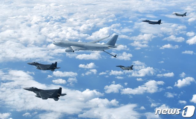 공군이 김해기지에서 KC-330 공중급유기 전력화 행사를 실시한다고 30일 전했다. KC-330 공중급유기가 공군의 주력 F-15K, KF-16 전투기와 함께 비행하고 있다. (기사 내용과 무관) 2019.1.30/뉴스1