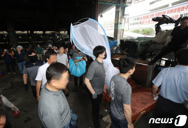 23일 오전 서울 동작구 노량진 수산시장 구시장에서 서울중앙지법 집행관들과 수협 관계자들이 8번째 명도집행을 하고 있다. 노량진 수산시장은 신시장 입점 문제로 일부 상인들과 수협 측이 갈등을 빚고 있다. 2019.7.23/뉴스1 © News1