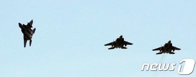 한미공군 연합훈련 ‘맥스선더’ 첫날인 11일 오전 F-15 전투기들이 공군 제1전투비행단 활주로에서 이륙해 한반도 상공을 날고 있다.(기사내용과 무관)2018.5.11/뉴스1 © News1