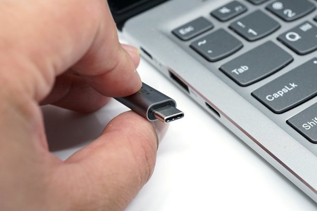 USB-C 규격을 쓴다. 타원형 모양의 단자로 노트북에 해당 단자가 있는지 먼저 확인이 필요하다. (출처=IT동아)