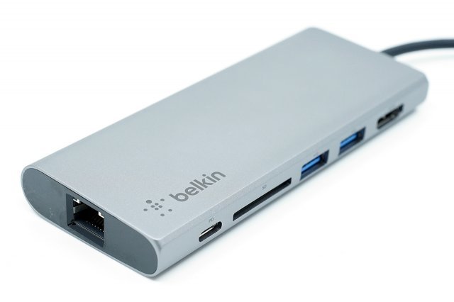 USB 단자와 HDMI, SD 카드 슬롯, 유선 네트워크 단자가 측면에 배치된다. (출처=IT동아)