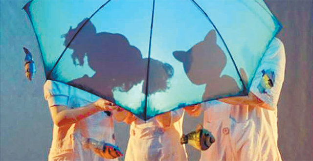 한국 인형극단 ‘예술무대산’과 일본 그림자 극단 ‘가카시좌’가 공동 제작한 ‘루루섬의 비밀’. 한 소녀가 비밀 섬으로 모험을 떠나는 여정을 그림자와 인형으로 표현했다. 서울 예술의전당·극단 가카시좌 제공