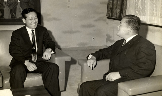 1962년 김종필 당시 중앙정보부장(왼쪽)과 오히라 마사요시 일본 외상의 회담 장면.