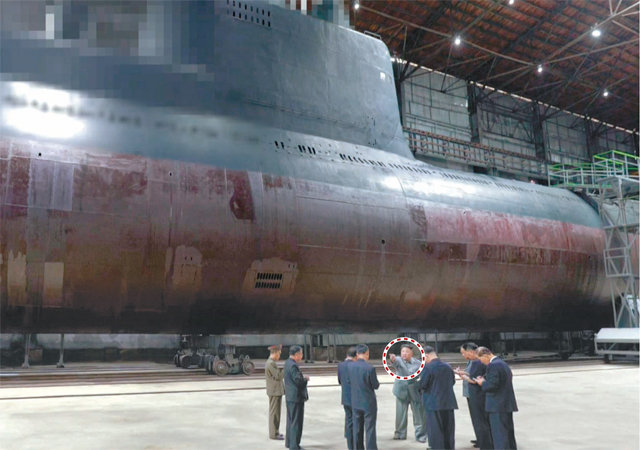 신형 잠수함 시찰하는 김정은 북한 조선중앙TV가 23일 공개한 신형 잠수함. 김정은 국무위원장(점선 안)이 잠수함을 시찰하고 있다. 이날 북한 매체들은 ‘새로 건조한 잠수함’이라고 밝혔을 뿐 구체적인 제원은 공개하지 않았다. 군 관계자는 “북한이 공개한 사진만으론 정확한 성능과 기종을 파악하는 데 한계가 있다”고 밝혔지만 전문가들은 2016년 8월 SLBM(북극성-1형) 시험 발사에 성공한 신포급 잠수함(2000t)의 개량 기종으로 추정했다. 조선중앙TV 화면 캡처