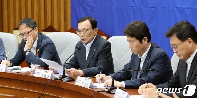 이해찬 더불어민주당 대표가 24일 서울 여의도 국회에서 열린 확대간부회의에서 발언하고 있다.   © News1