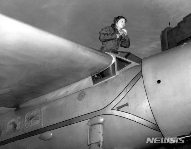 1935년 1월 13일 에어하트가 오클랜드에서 미 캘리포니아주 로스앤젤레스의 모친을 방문 비행해 조종석에서 나오는 모습.