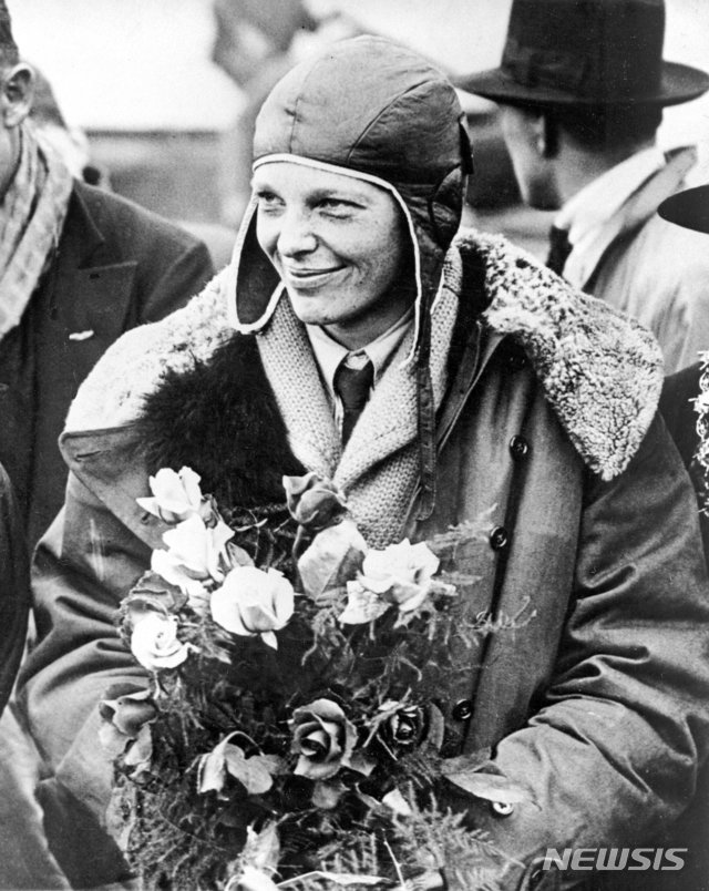 1928년 6월 에어하트가 대서양을 횡단해 영국 사우스햄튼에 도착해 환영 꽃다발을 받고 포트를 취한 모습.