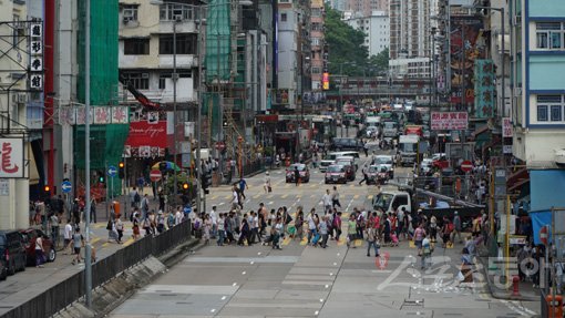 몽콕의 일상적인 아침 거리 풍경. 홍콩에서도 인구밀도가 가장 높은 지역인 몽콕은 홍콩 서민들의 어제와 오늘을 가장 잘 느낄 수 있는 곳이다. 홍콩｜김재범 기자 oldfield@donga.com