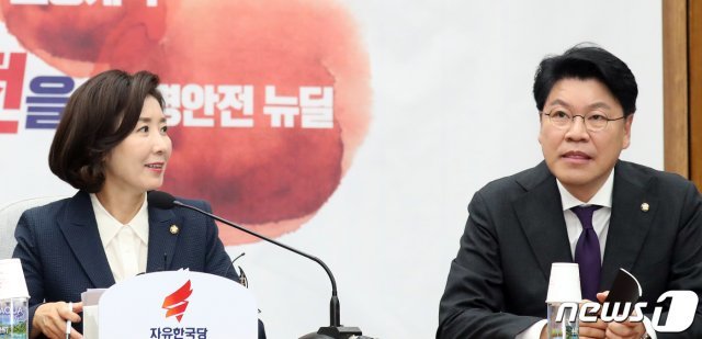장제원 자유한국당 의원(오른쪽) © News1