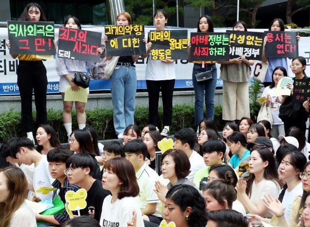 일본을 규탄하는 피켓을 들고 수요시위에 참가한 학생들.