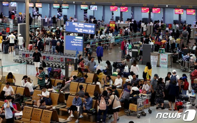 본격적인 휴가철을 맞은 24일 오전 인천국제공항을 통해 해외로 떠나는 사람들로 출국장이 붐비고 있다. © News1