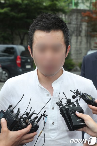 고유정의 현 남편 A씨(37)가 24일 충북 청주상당경찰서에서 조사에 앞서 언론과 인터뷰를 하고 있다. © News1