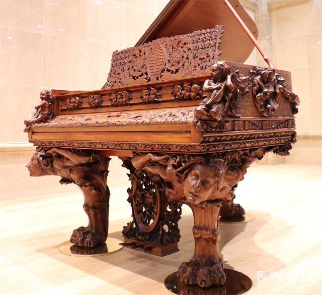 ‘생각하는 사람’으로 유명한 로댕이 직접 조각한 피아노를 비롯해 피아노 탄생과 전개를 한눈에 확인할 수 있는 국내 최초의 피아노박물관이 제주에서 문을 열였다. 임재영 기자 jy788@donga.com