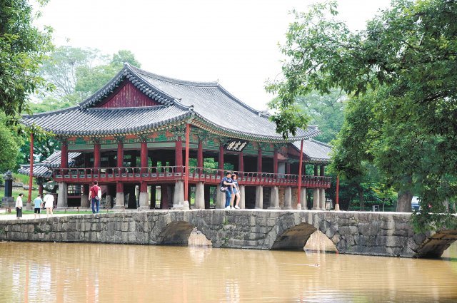 전북 남원시 광한루가 올해로 건립 600년을 맞았다. 남원시는 다음 달 2일부터 4일까지 광한루 600년을 기념하는 다채로운 행사를 연다. 남원시 제공