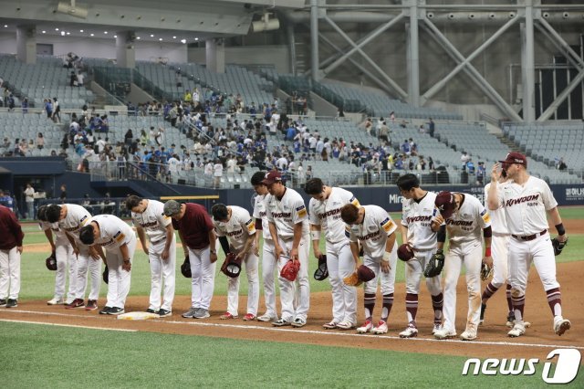 지난 18일 서울 구로구 고척스카이돔에서 열린 프로야구 ‘2019 신한은행 마이카 KBO 리그’ 키움 히어로즈와 삼성 라이온즈의 경기에서 5대 1로 승리한 키움 선수들이 팬들을 향해 인사하고 있다. © News1