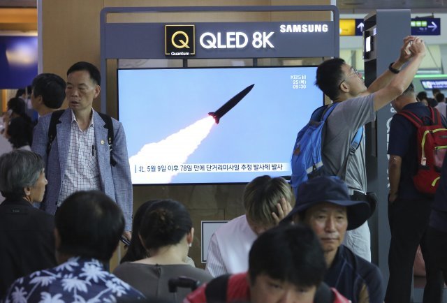 25일 북한 미사일 발사 장면을 TV로 바라보고 있는 서울 시민들. 사진출처-뉴시스