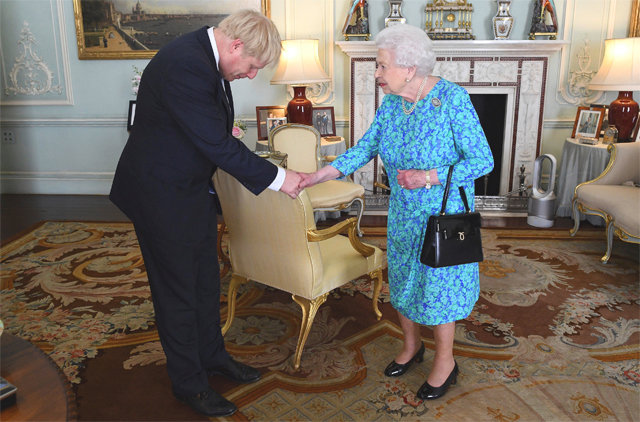 “여왕 폐하, 새 총리입니다” 보리스 존슨 신임 영국 총리가 24일 런던 버킹엄궁에서 엘리자베스 2세 영국 여왕을 알현하고 있다. 존슨 총리는 이날 다우닝 10번가 총리관저 앞 취임 연설에서 “10월 31일까지 브렉시트를 무조건 완수할 것”이라고 밝혔다. 런던=AP 뉴시스