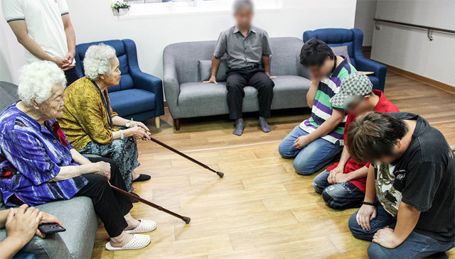 24일 일본군 위안부 피해 할머니들이 거주하는 경기 광주시 ‘나눔의집’에서 평화의 소녀상에 침을 뱉고 조롱해 물의를 일으킨 청년들이 무릎을 꿇고 용서를 구하고 있다. 나눔의집 제공
