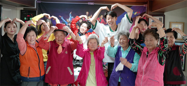 광주 발산마을에서 올해 5월 열린 ‘발산할매 청춘음악다방’ 프로그램에 참여한 어르신들과 청년들이 가요를 부르며 흥겨운 시간을 보내고 있다. 한국문화원연합회 제공