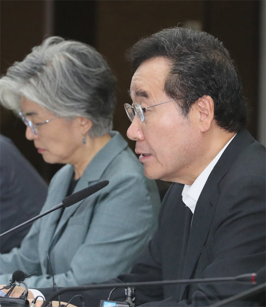 이낙연 국무총리(오른쪽)가 25일 정부세종청사에서 열린 국정현안점검조정회의에서 발언하고 있다. 이 총리는 일본을 향해 “사태를 더 이상 악화시키지 말고 외교적 협의를 통해 해결책을 찾자”고 했다. 세종=뉴스1