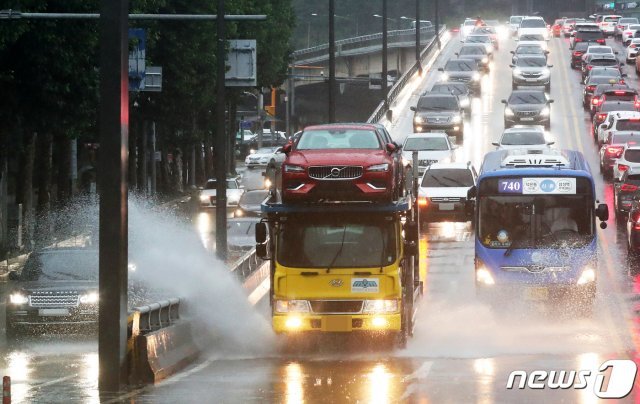 (서울=뉴스1) 전국이 장마전선의 영향을 받은 26일 오전 서울 서초구 강남터미널고가도로를 주행하는 차량들이 물보라를 일으키고 있다. 

기상청은 이날 전국이 흐리고 중부지방(강원 영동 제외)과 전북에는 새벽에 장맛비가 시작된다고 예보했다. 2019.7.26/뉴스1