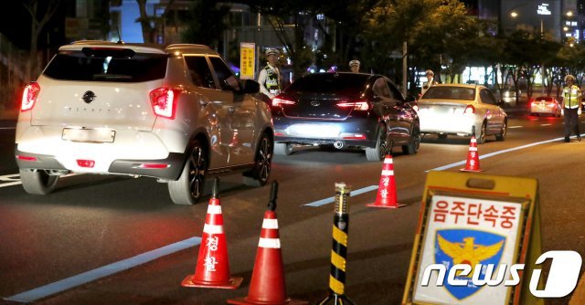 제2윤창호법 시행 첫날인 지난 6월25일 새벽 대전 서구 갈마동 한 도로에서 경찰들이 음주단속을 펼치고 있다. © News1