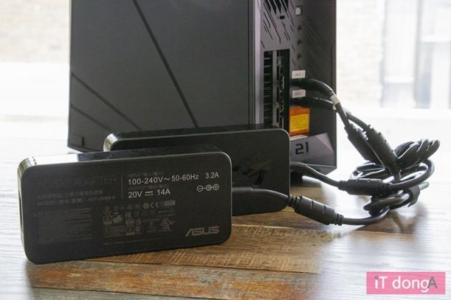 파워 서플라이 대신 AC 어댑터 두 개가 사용된다. (출처=IT동아)