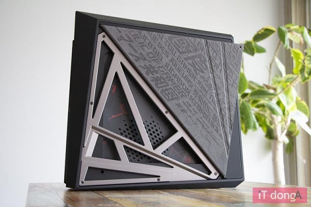 에이수스 ROG 허리케인 G21은 측면을 개방해 공기유입을 늘릴 수 있다. (출처=IT동아)