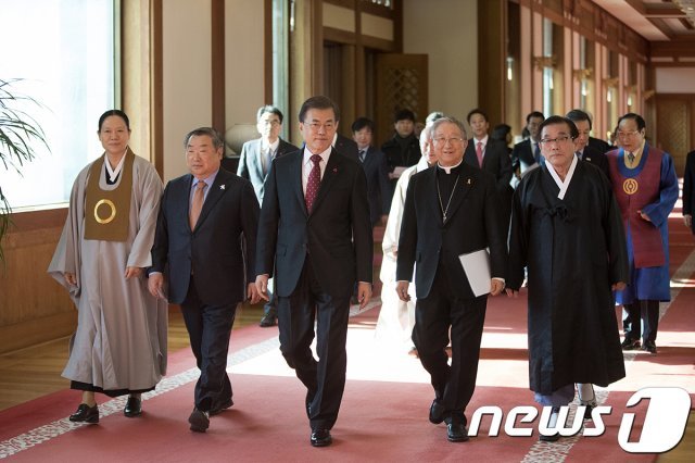 문재인 대통령이 지난 2017년 12월6일 오후 청와대 본관에서 열린 종교지도자 초청 오찬 간담회에 참석한 종교지도자들과 간담회장인 인왕실로 향하고 있다. 이날 간담회에는 개신교·불교·유교·원불교·천도교·천주교·민족종교 등 7대 종단 지도자가 참석했다. (청와대 제공) 2017.12.7/뉴스1 © News1