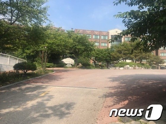 교육부는 26일 오후 2시 정부 세종청사에서 브리핑을 열고 안산 동산고와 군산 중앙고 등 2개 학교의 자사고 재지정 취소에 동의하고, 전북 상산고는 지위를 유지한다고 밝혔다. 사진은 안산 동산고 교정. © 뉴스1