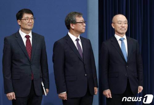 황덕순 청와대 신임 일자리수석(왼쪽부터), 김거성 신임 시민사회수석, 김조원 신임 민정수석이 26일 오후 서울 종로구 청와대 춘추관에서 노영민 대통령 비서실장의 인사발표를 듣고 있다. 뉴스1