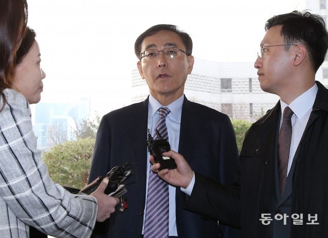 2017년 당시 김수남 검찰총장이 출근길 기자들의 질문에 답변하는 모습.
