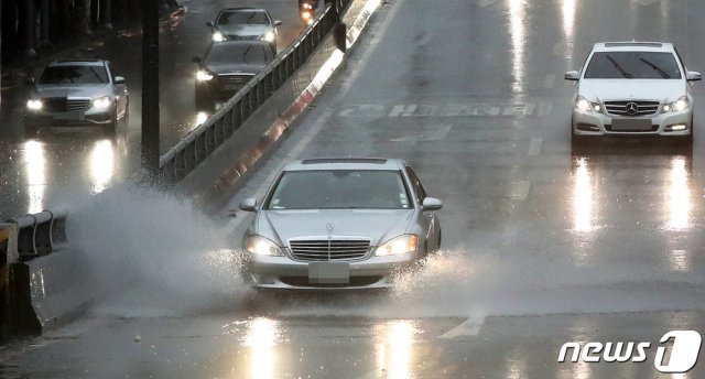 전국이 장마전선의 영향을 받은 26일 오전 서울 서초구 강남터미널고가도로에서 차량들이 물보라를 일으키며 질주하고 있다. © News1