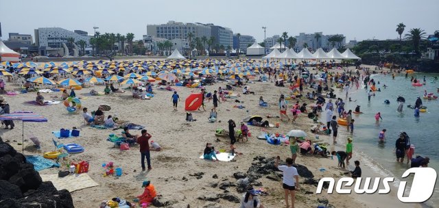 제주도에서 폭염 날씨가 이어지면서 26일 오후 5시 전력수요가 올 여름 최고치인 88만5000㎾를 기록했다. 사진은 이날 제주시 함덕해수욕장. 2019.7.26 © 뉴스1