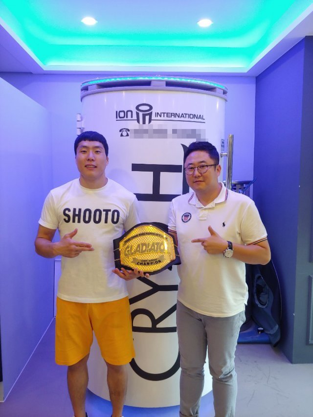 사진｜글라디에이터 챔피언 기원빈 선수(왼쪽)와 이온인터내셔널 한정우 대표
