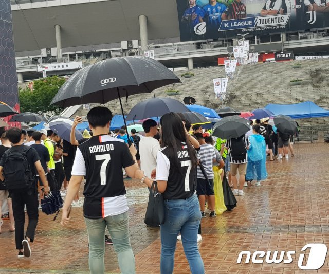 서울월드컵경기장으로 모이고 있는 유벤투스 팬들. © 뉴스1