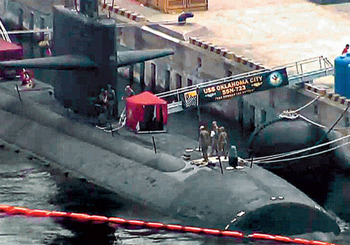 26일 해군작전사령부 부산 작전기지에 정박 중인 미국 핵잠수함 ‘오클라호마시티’. SBS 화면 캡처