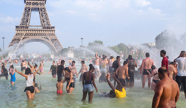 25일(현지 시간) 프랑스 파리의 낮 최고기온이 무려 42.6도까지 치솟았다. 파리 트로카데로 분수에 모인 시민들이 분수에서 물놀이를 하며 더위를 식히고 있다. 파리=AP 뉴시스