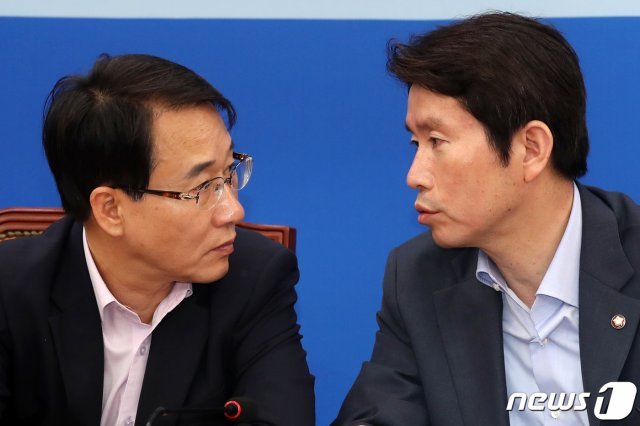 이인영 더불어민주당 원내대표(오른쪽)와 이원욱 원내수석부대표. © News1