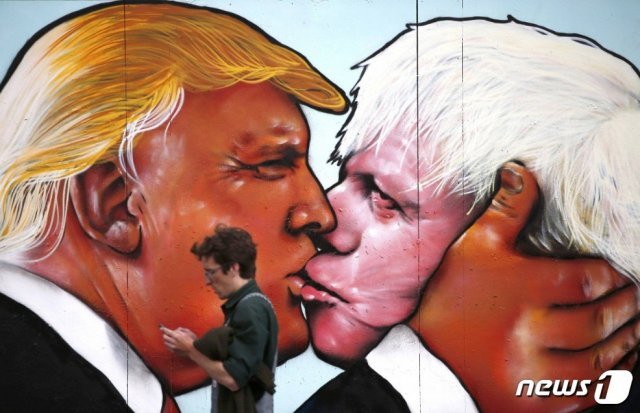 도널드 트럼프 미국 대통령과 보리스 존슨 영국 총리가 키스하고 있는 모습. 지난 2016년 5월 영국 브리스톨에 그려졌던 벽화.