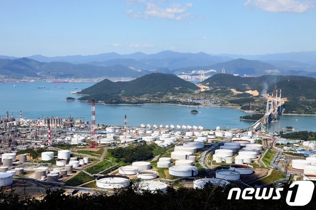 정유화학기업들이 모여 있는 여수국가산업단지.(여수시 제공)