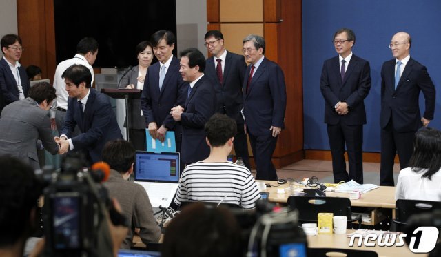 조국 전 청와대 민정수석, 이용선 전 시민사회수석, 정태호 전 일자리수석과 노영민 대통령 비서실장, 신임 수석들이 26일 오후 서울 종로구 청와대 춘추관에서 인사발표 후 취재진을 향해 인사하러 가고 있다. © News1