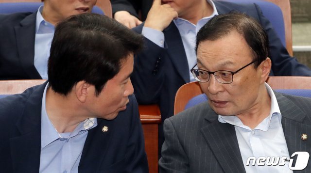 더불어민주당 이해찬 대표(오른쪽)와 이인영 원내대표. © News1