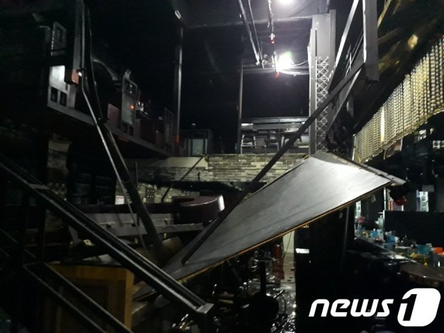 27일 오전 2시39분쯤 광주 서구의 한 클럽 복층 구조물이 붕괴된 모습.(독자제공)
