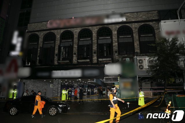 27일 오전 2시39분쯤 광주 서구 치평동 한 건물 2층 클럽 내부에서 복층으로 된 구조물이 무너지는 사고가 났다. 소방당국이 사고현장을 정리하고 있다. © News1
