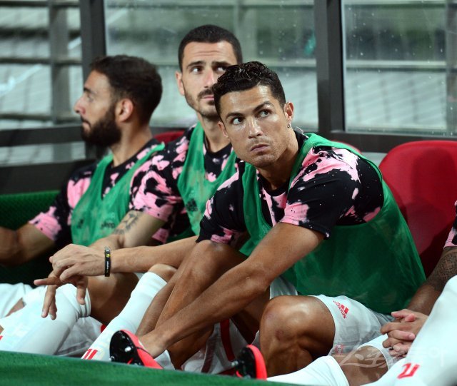 26일 서울월드컵경기장에서 열린 ‘팀 K리그 vs 유벤투스 FC Friendly Match 2019 in Seoul‘에 선발 출장하지 않은 유벤투스 호날두가 벤치에 앉아 있다. 상암 | 김종원 기자 won@donga.com