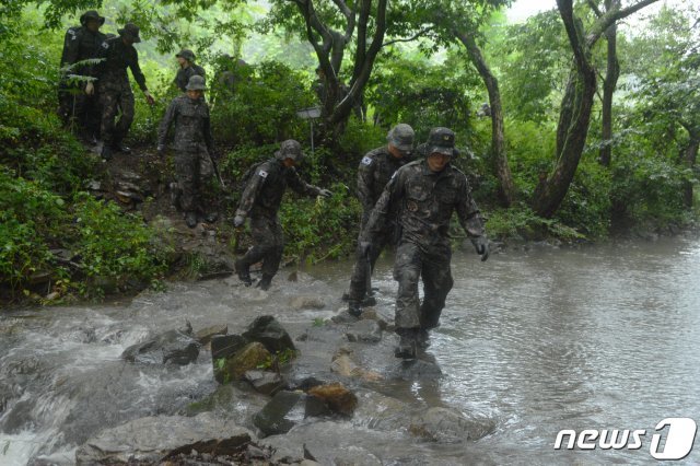 37사단 군장병들이 26일 오후 충북 청주시 상당구의 한 야산에서 실종된 조은누리양(14)을 찾기 위한 수색작업을 하고 있다. © News1
