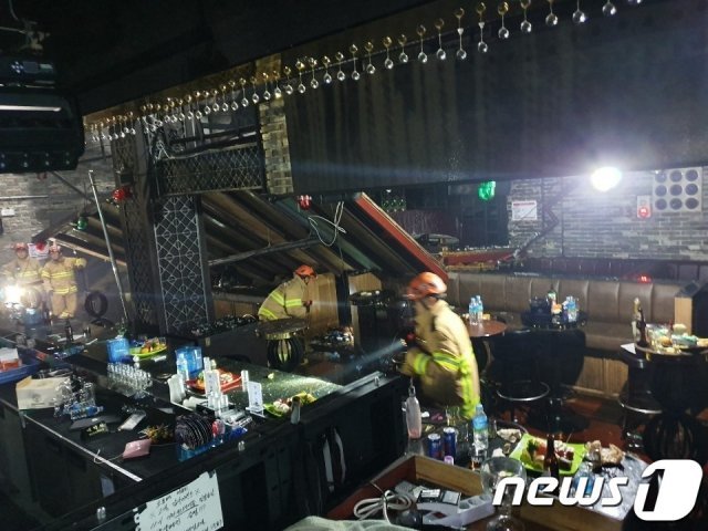 27일 오전 2시39분 복층 구조물이 붕괴된 광주 서구 치평동의 한 클럽 모습.(독자제공)